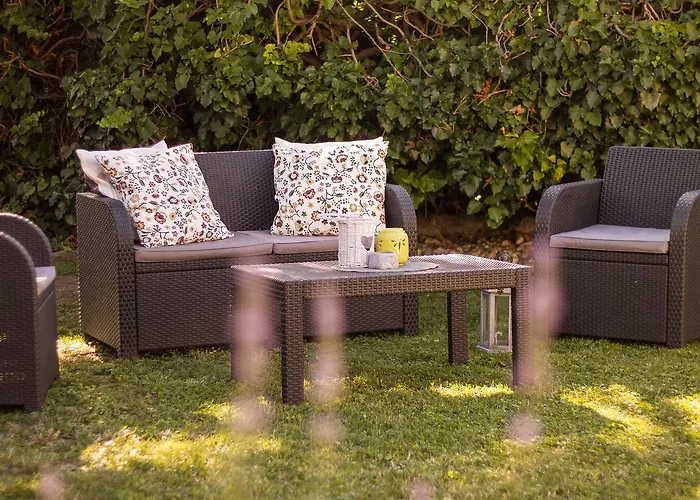 Elmenykoezpont Apartment Velence